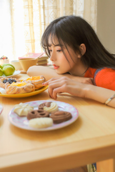年轻的女教师在线
